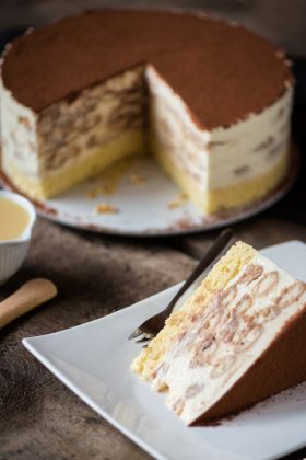 Mann backt mit Cafe Royal Tiramisu Torte 12 von 12 2