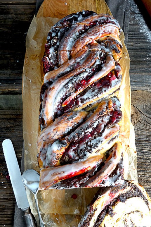 Mohnbabka mit Preiselbeeren und Marzipan 585x878 2