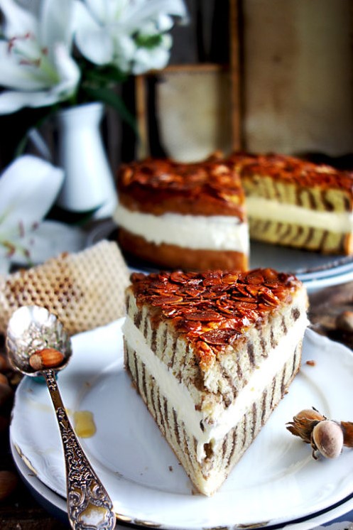Nusskuchen mit Bienenstichdecke 585x878 2