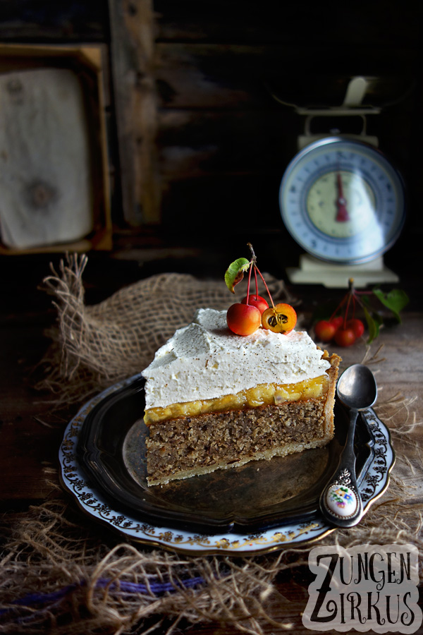 Apfel Zimtkuchen mit Nuessen und Schlagsahne