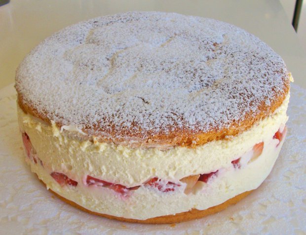 KASESAHNE mit ERDBEEREN