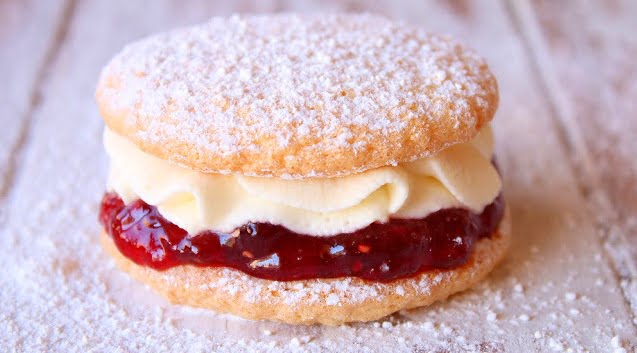 Himbeer Küsschen mit Buttercreme - Süße Rezepte Himbeer Küsschen mit Buttercreme - Süße Rezepte