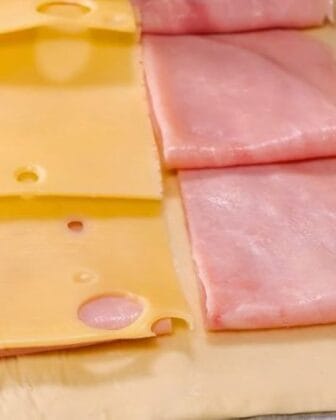 Schnelles Abendessen mit nur 4 Zutaten: Blätterteigpastete mit Käse und Schinken