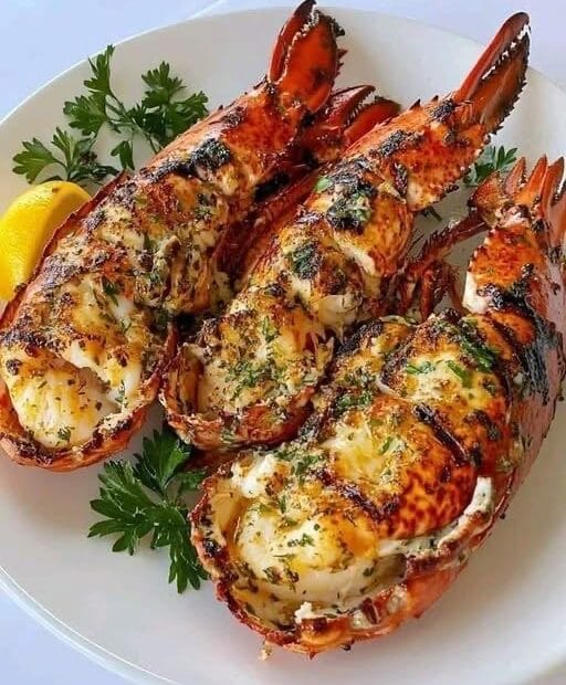 Gegrillter Hummer mit Knoblauch- und Kräuterbutter