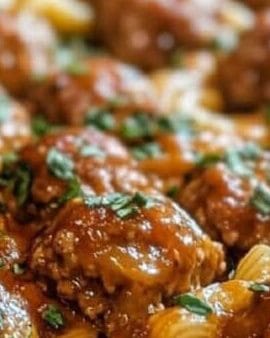 Fleischbällchen-Nudelauflauf