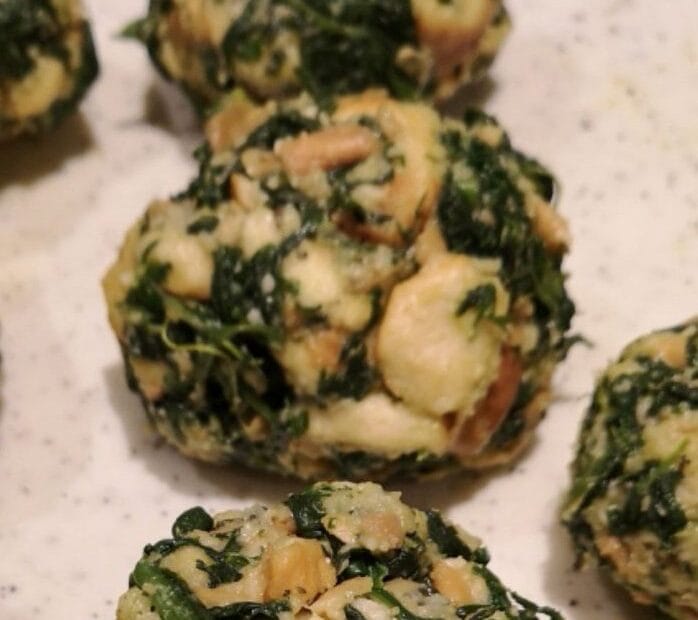 Südtiroler Spinatknödel mit Butter und Parmesan