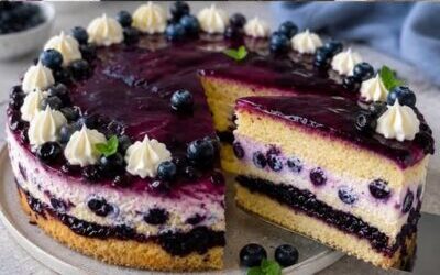 Heidelbeer-Schmand-Torte mit Biskuit, cremiger Schmandfüllung, Heidelbeerschicht und frischen Blaubeeren
