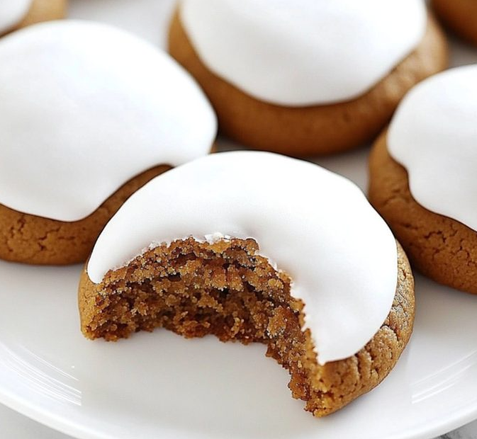 Traditionelle deutsche Pfeffernüsse mit Zuckerglasur – aromatische Weihnachtsplätzchen mit feinen Gewürzen