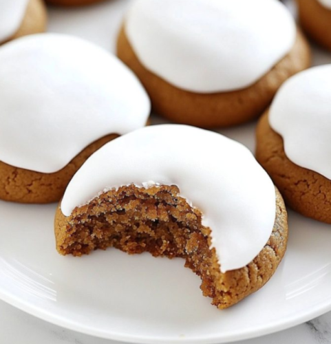 Traditionelle deutsche Pfeffernüsse mit Zuckerglasur – aromatische Weihnachtsplätzchen mit feinen Gewürzen