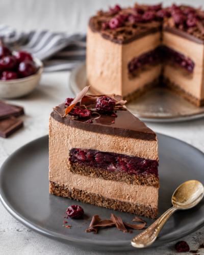Sour Cherry Chocolate Cake mit Schokoladenmousse und Sauerkirschfüllung